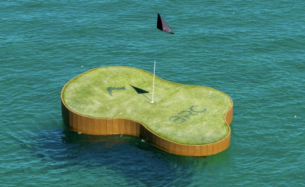 Arc boat with pin flag